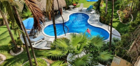 Nice Apart in CENTER with POOL